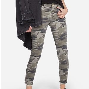 Mid Rise Camo Print Ankle Jeans